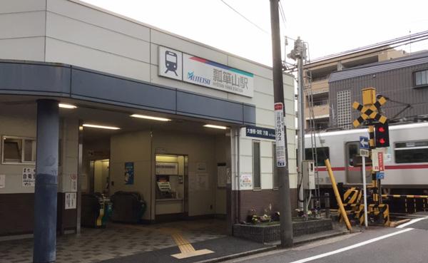 瓢箪山駅まで徒歩約5分♪周辺の徒歩10分圏内には、小・中学校だけでなくスーパーや病院、公園と利便施設が多数あります。（2022年10月撮影）